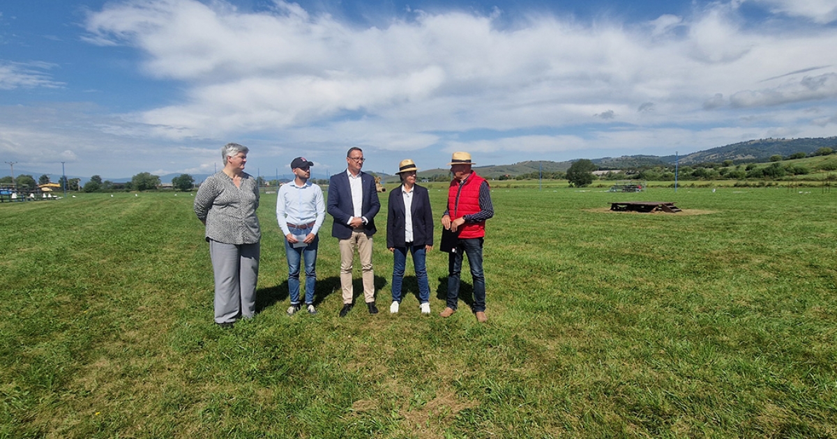 Százharminc program