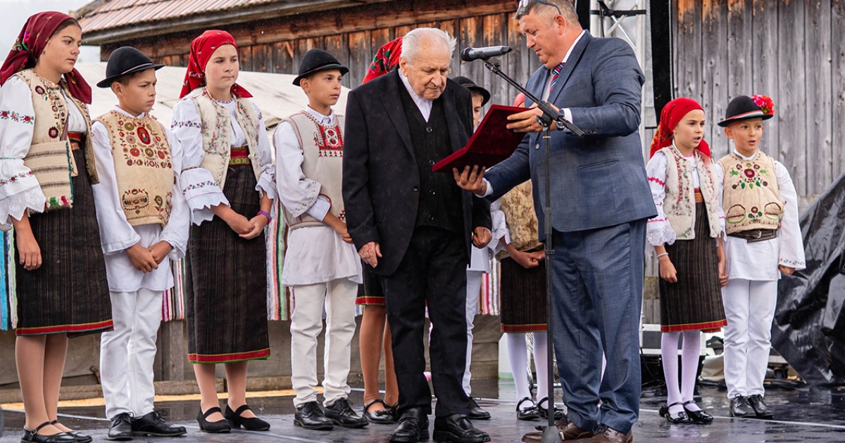 A gyimesiek hálája: életműdíjat kapott Berszán Lajos iskolaalapító