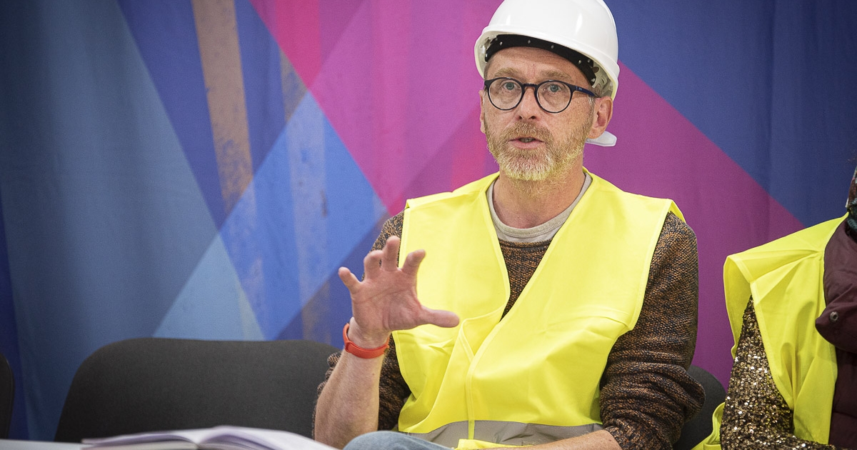 Évadkezdés munkavédelmi sisakban