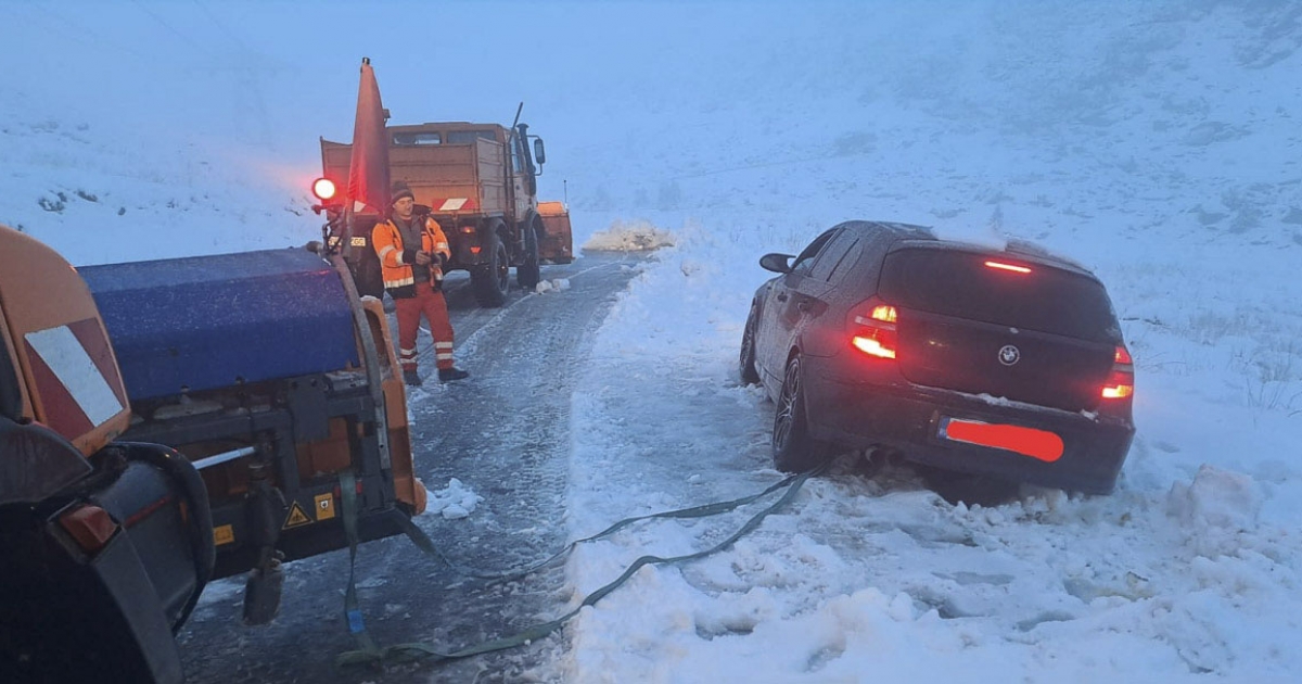 Ideiglenesen lezárták a Transzfogarasi utat a havazás miatt