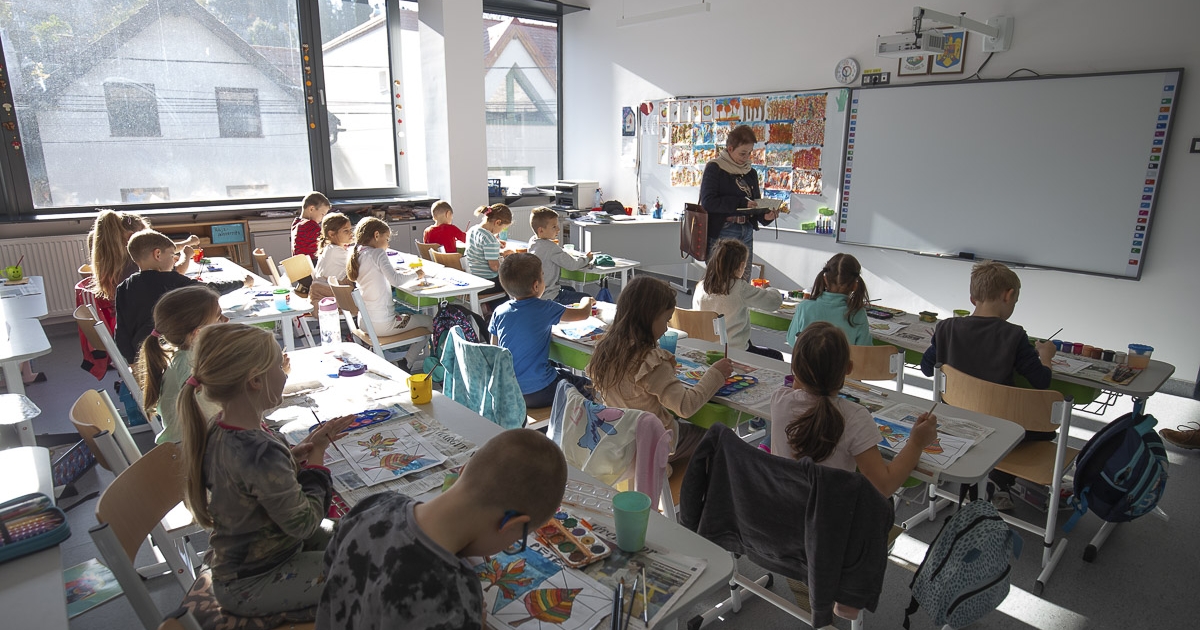 Új alapokon, új fedél alatt