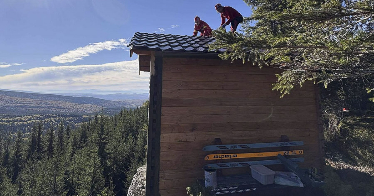 Tatarozzák a szentegyházi Oltárkő panorámakabinját