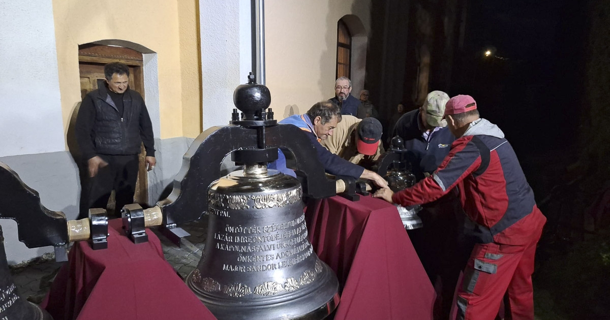 Megérkeztek az új harangok Kápolnásfaluba
