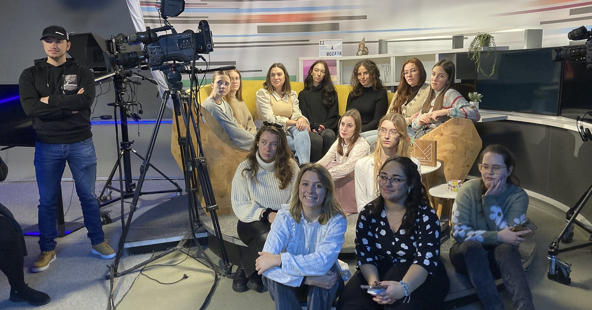 A média kulisszái mögött