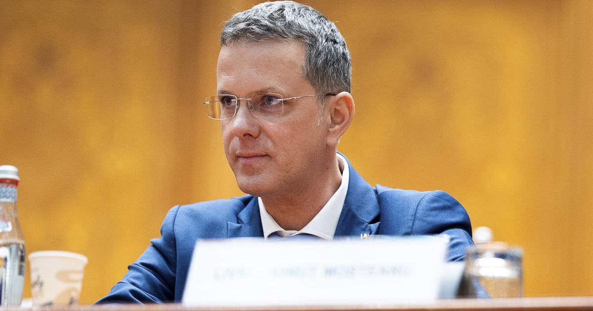 Önéletrajzából kirobbant botrány miatt mondott le