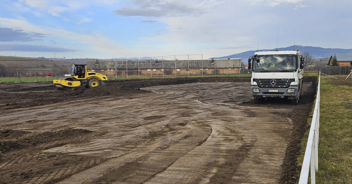 Elkezdték a futballpálya újjáépítését