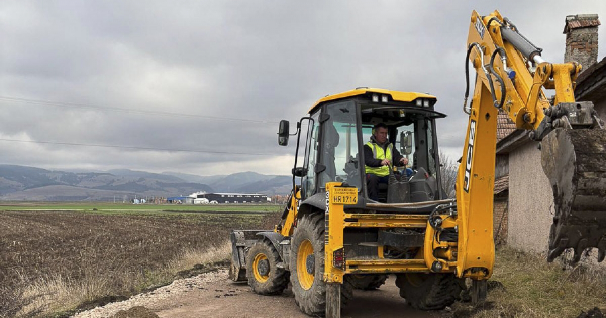 Mezőgazdasági utat javítanak