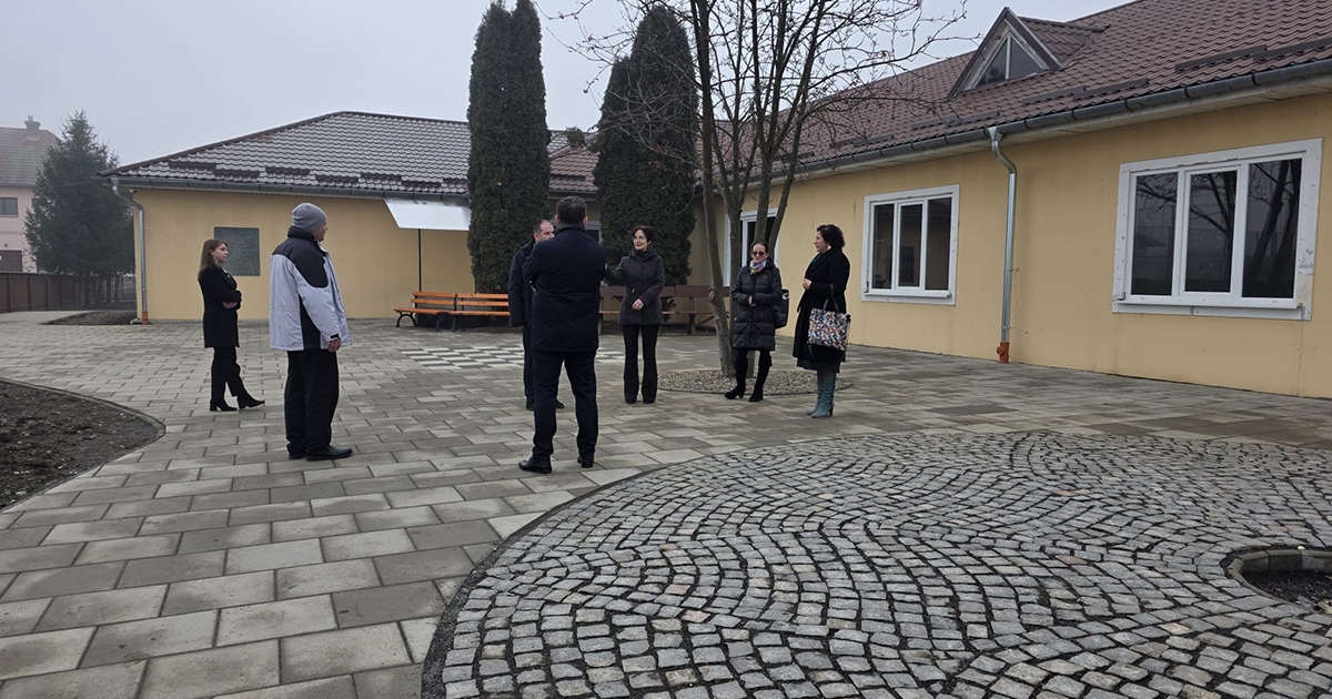 Térkővel burkolták az iskola udvarát