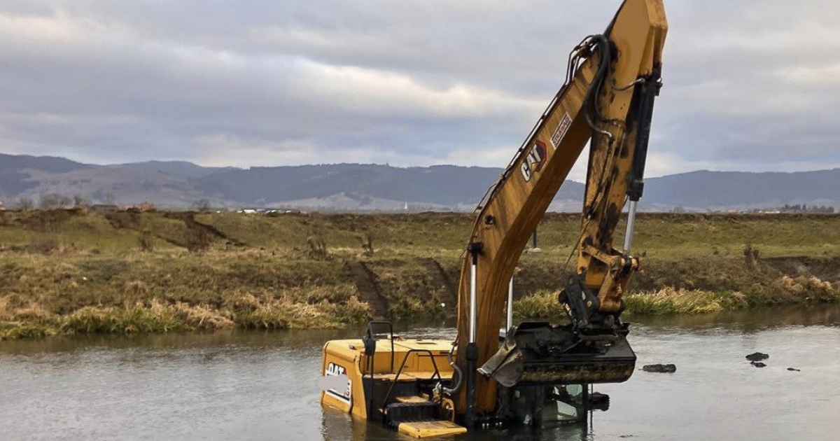 Kotrógépet kellett menteni az Oltból