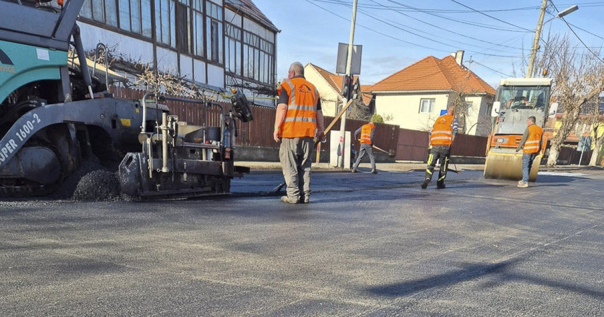 Aszfalt került a Tamási Áron utcára