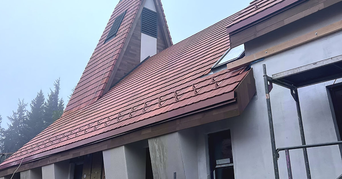 Helyére emelték a harangot