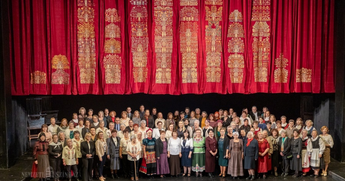 Díszfüggöny a magyar kultúra szálaiból