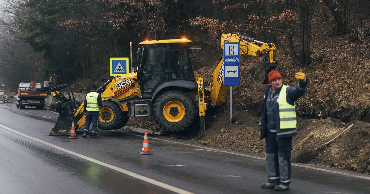 Közterületen helyezték földbe a gerincvezetéket