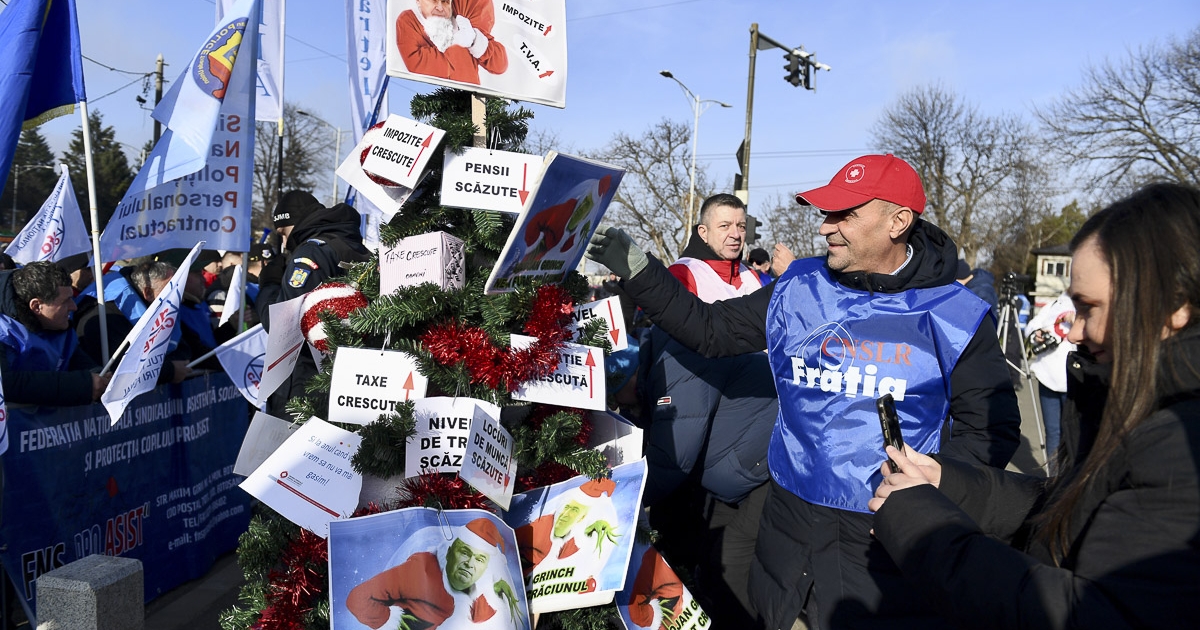 Feldíszített fenyőfával tiltakoztak a szakszervezetek Bukarestben