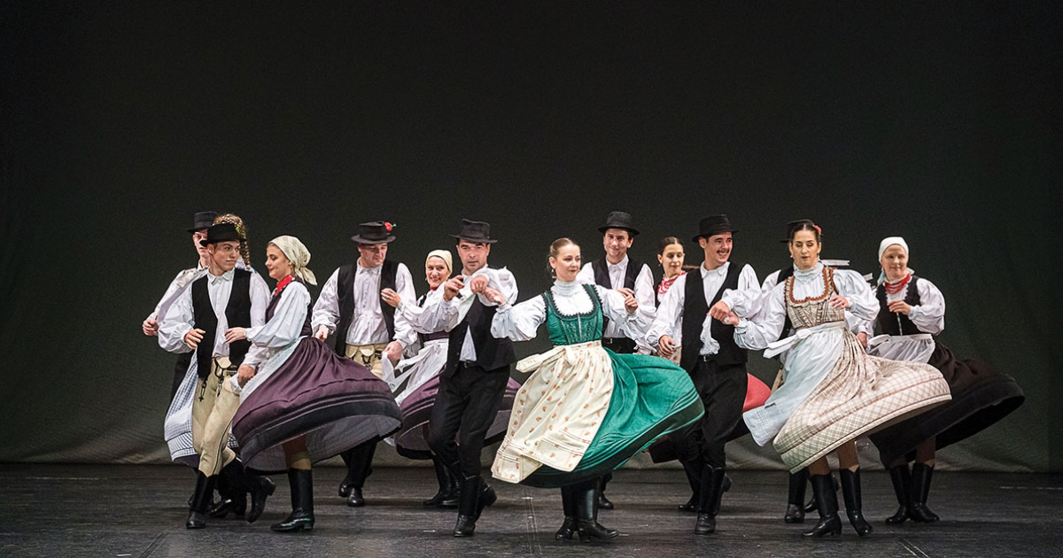 Pénzt kapott a színház és a néptáncegyüttes