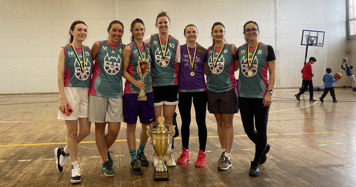 Tizenegy csapat kosárlabdázott