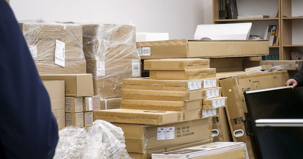 Új bútorok és digitális eszközök a község minden tanépületében