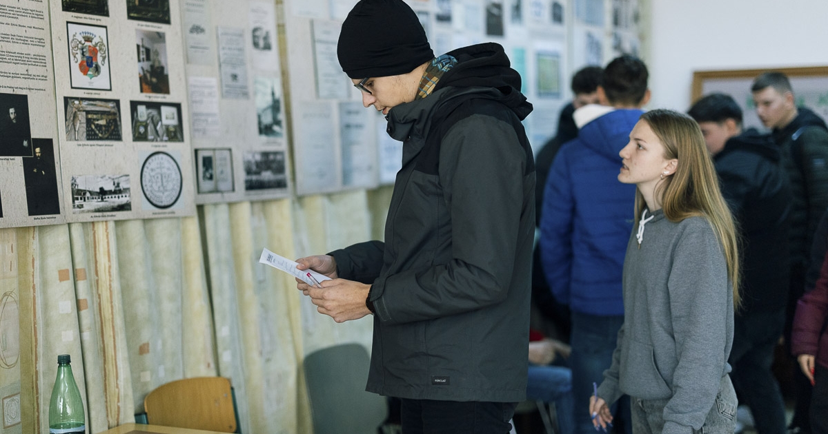 Diákok „őrzik” az üresen álló iskolát