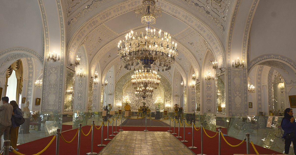 Csillogó tükörcserepek és békés kék