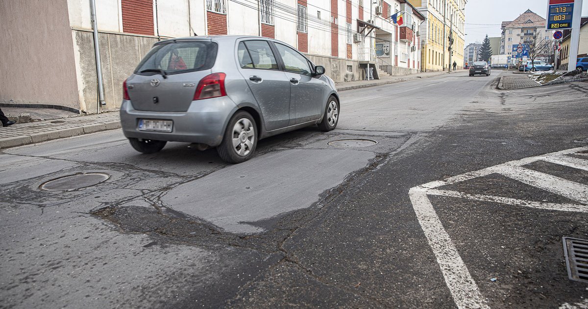 Kátyúznak és táblákat cserélnek Csíkszeredában