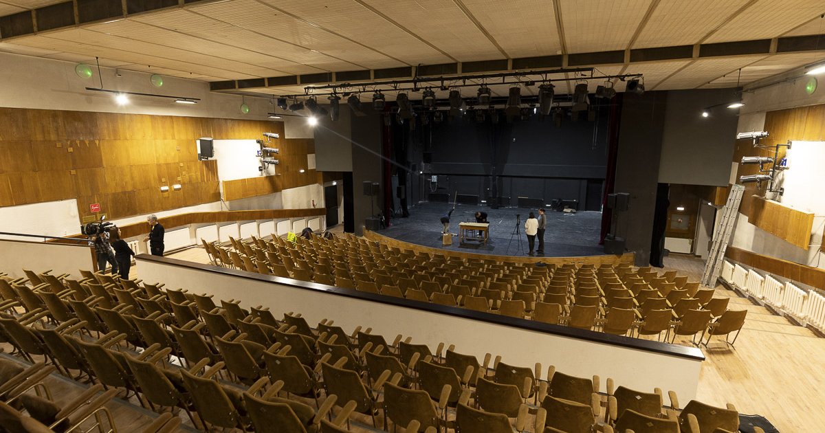 Négy és fél intézmény egy színpadra