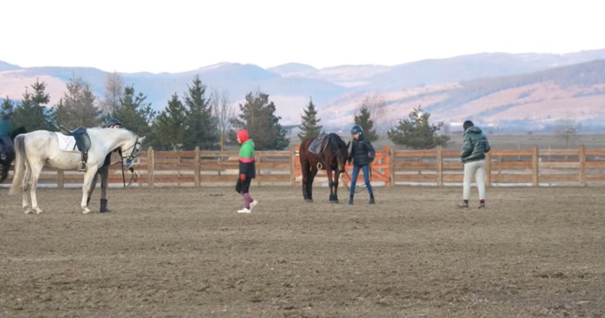 Csíkszentsimoni lovarda és a 29. Alcsíki Kórustalálkozó Csíkkozmáson