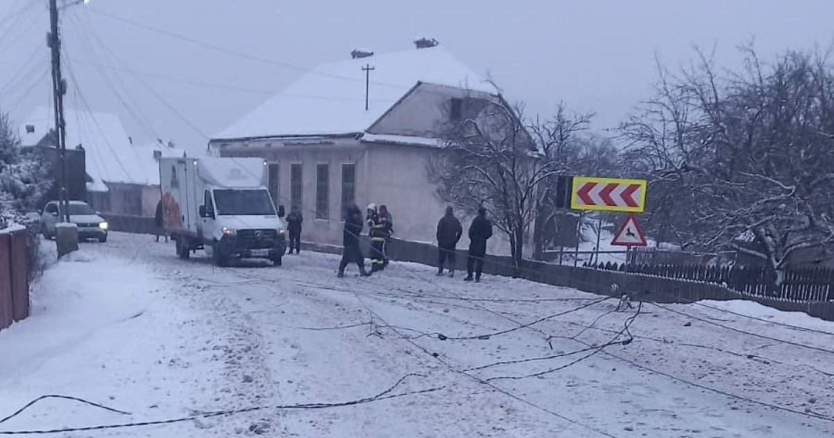 Koccanások, kidőlt villanyoszlop, akadozó közlekedés