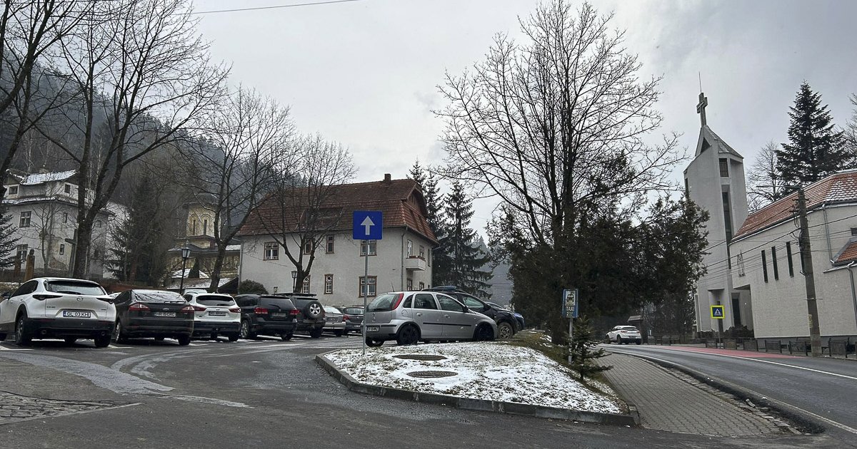 Áprilistól Tusnádfürdőn is fizetni kell a parkolásért