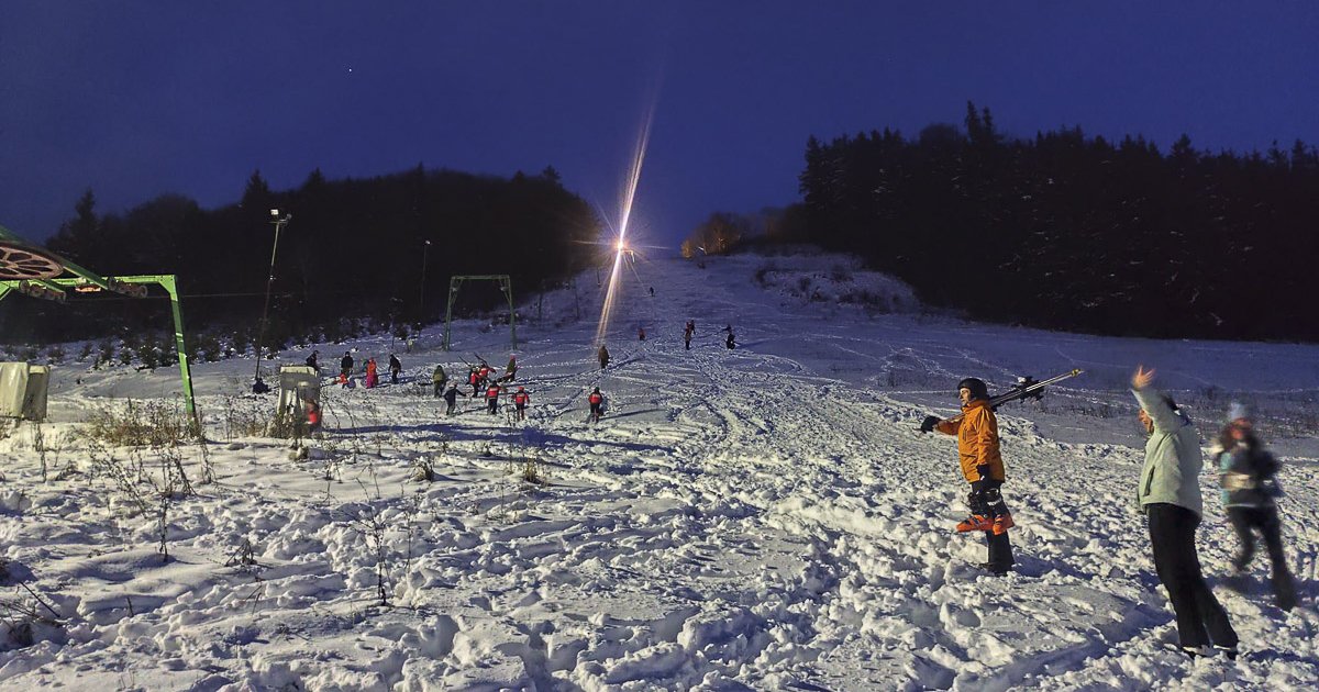 Közös csúszás a Kissomlyón a sípályáért