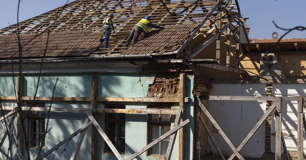 Bontják a károsodott épületrészt