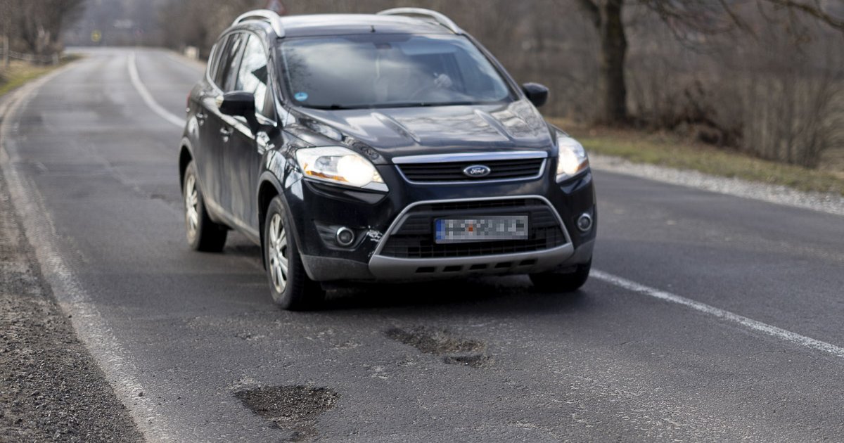 Fagy és olvadás rongálta az utakat