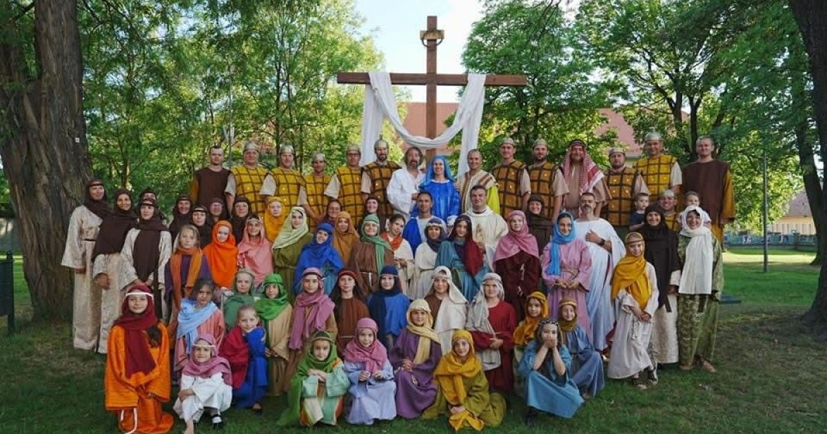 Passiócsoport tagjai vezetik a keresztutat