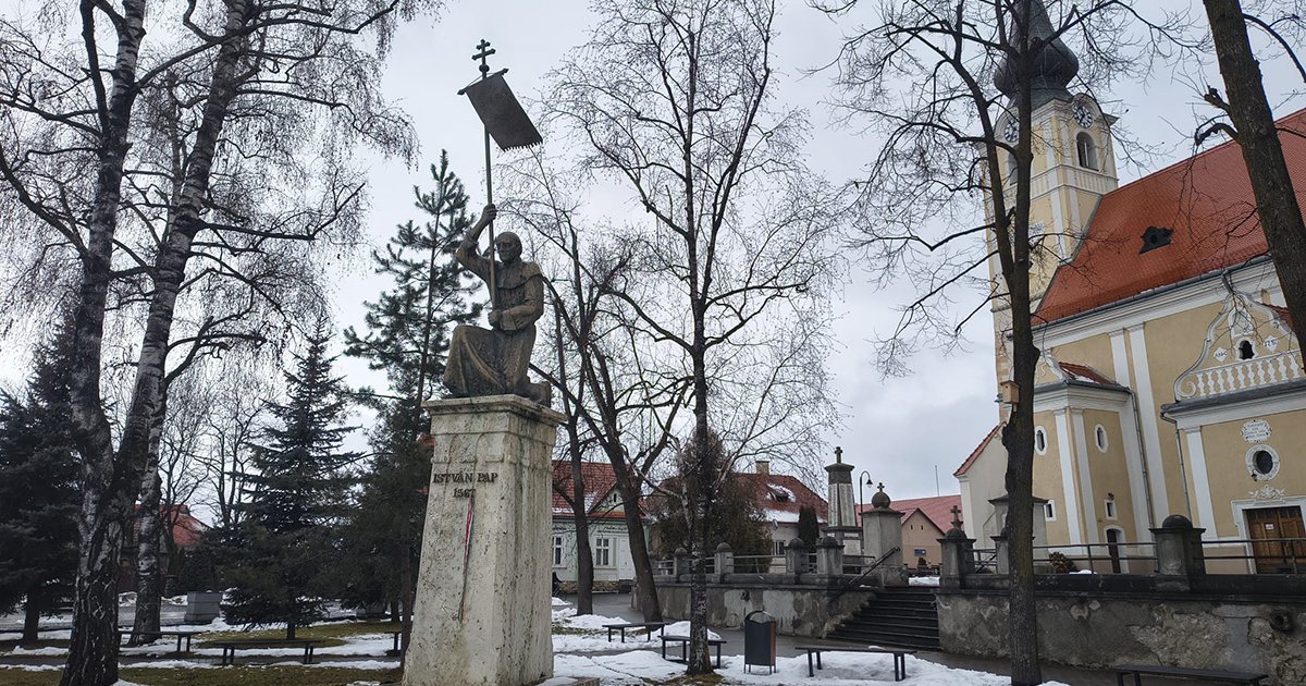 Ahol István pap térdet hajt