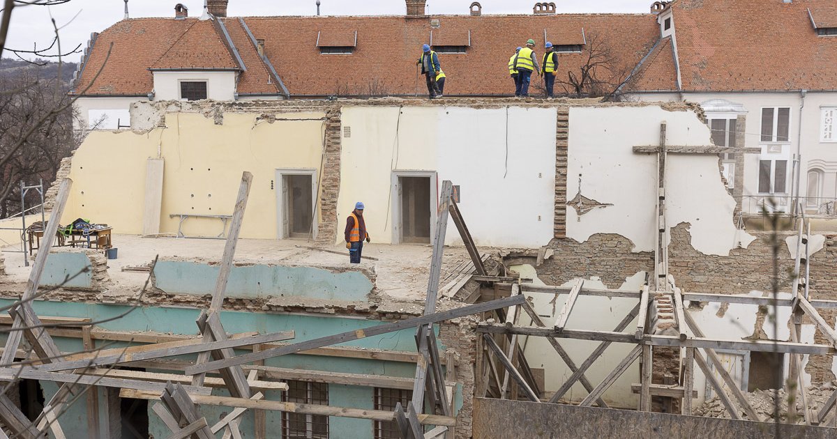 Bontják a Tamási gimnázium bentlakását