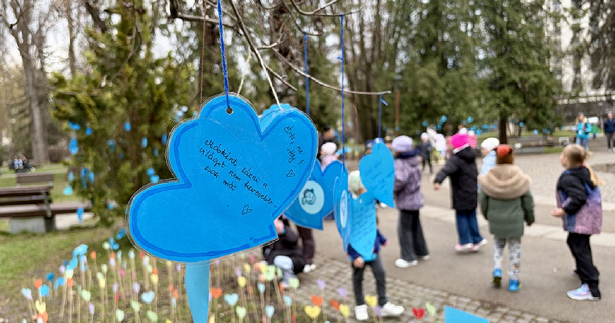 Kék szívekbe „öltözött” a központi park