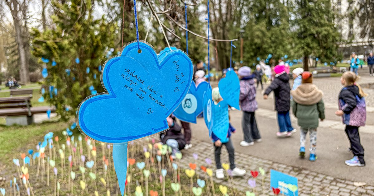 Kék szívek a parkban