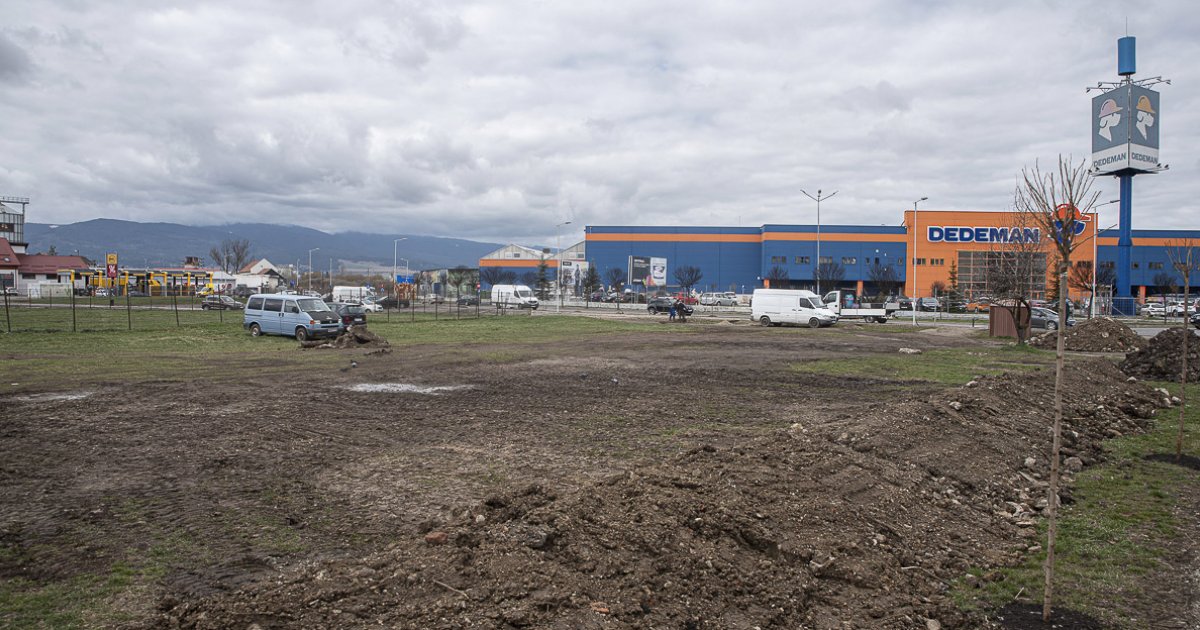 Parkosítják a Nagyrét utca melletti területet