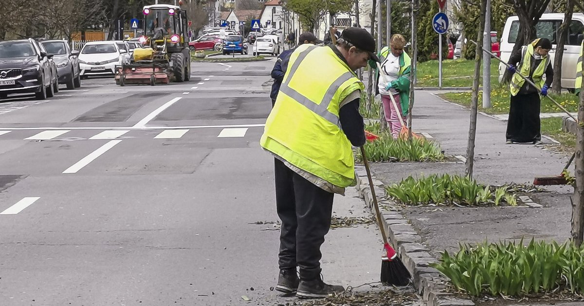 Elszállítják a takarítást akadályozó autókat