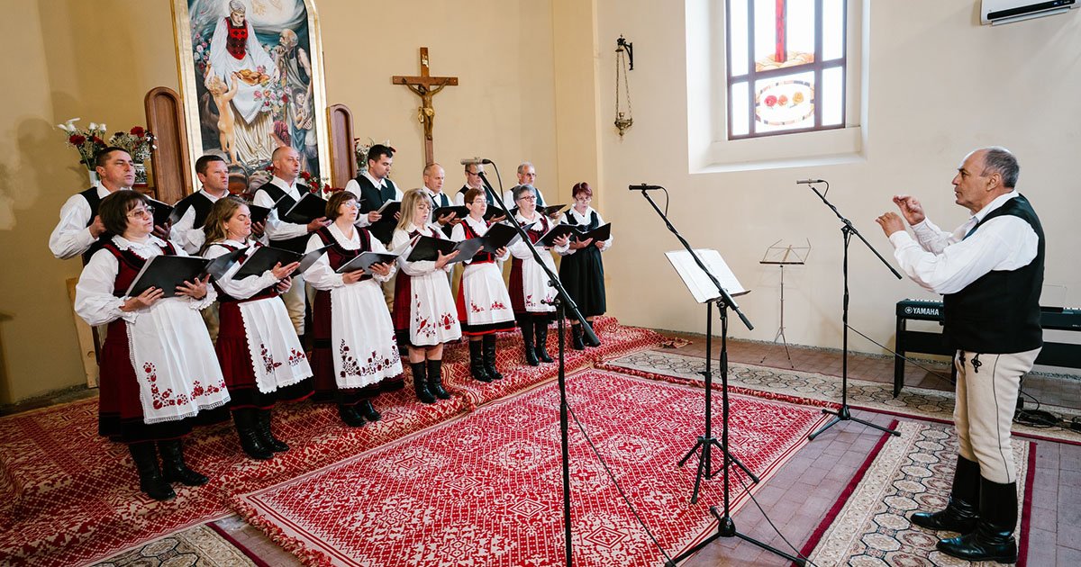 Tizenhét kórus „Isten tenyerén”