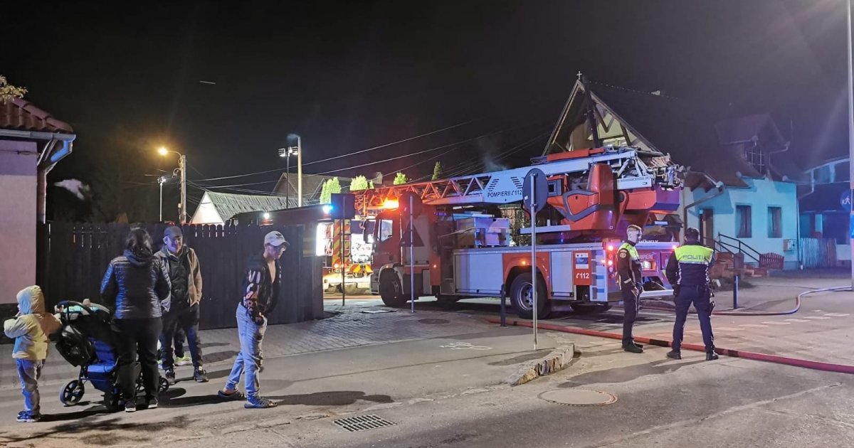 Kigyulladt egy épület teteje Taplocán, mindkét irányban lezárták a forgalmat
