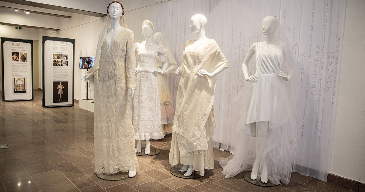 Megnyitották a Székely menyasszony kiállítást Csíkszeredában