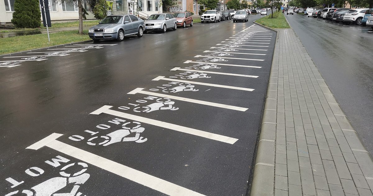 Ingyenesek maradnak a motorosparkolók