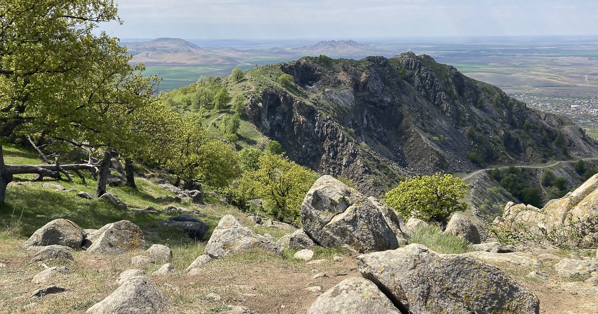 Ősi hegyek, ősi várak, a vén Duna és a tenger…