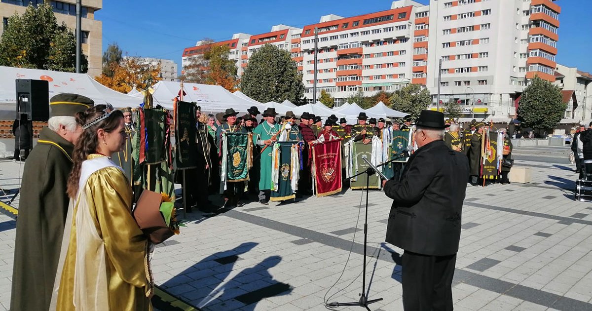 Mézlovagok és mézkülönlegességek a főtéren