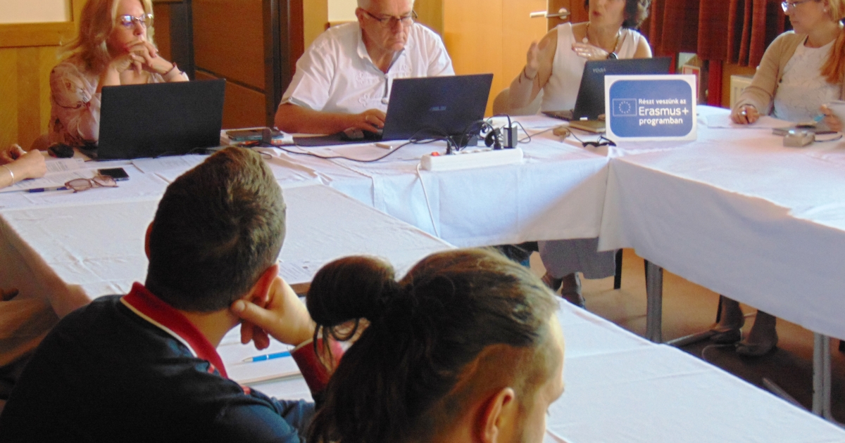 A szépkorúak internetes jelenlétéért