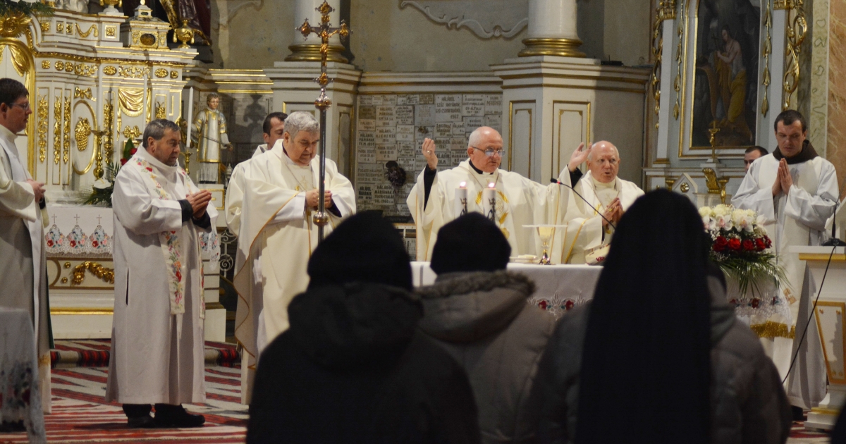 Feltöltik a szenteltvíz-tartókat