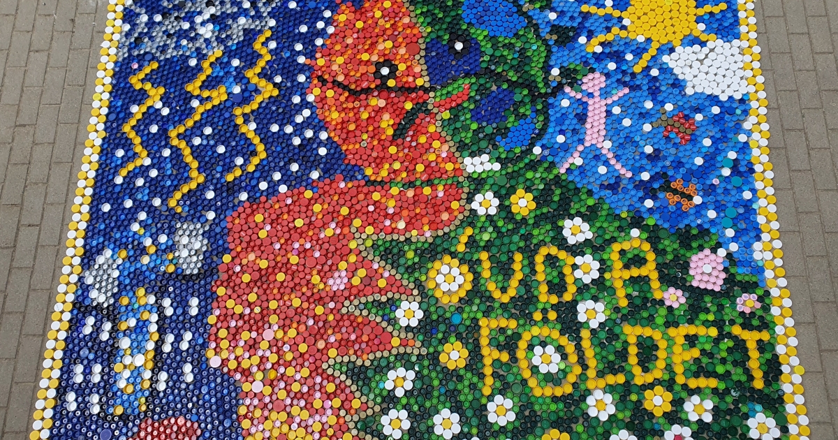 Mozaik tíz kiló kupakból