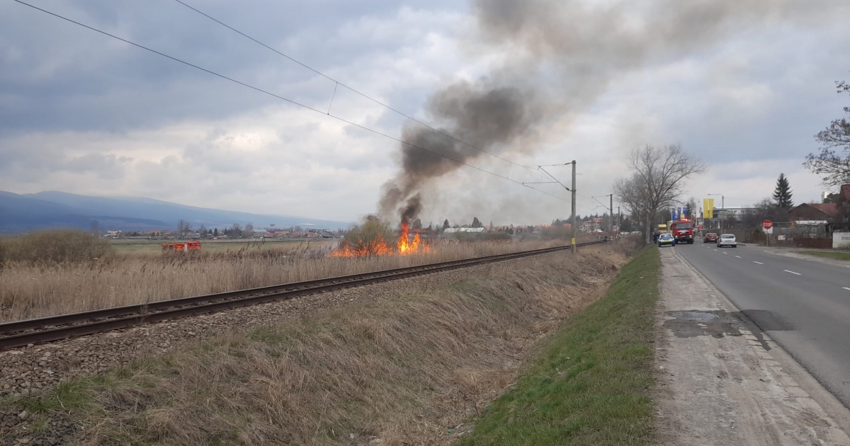 Két hektáron lángol a száraz növényzet Csíkszeredában