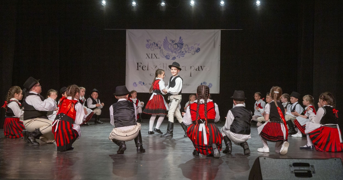 Kisiskolásoknak tartottak ismét néptánc- és népdaltalálkozót Gyergyóalfaluban