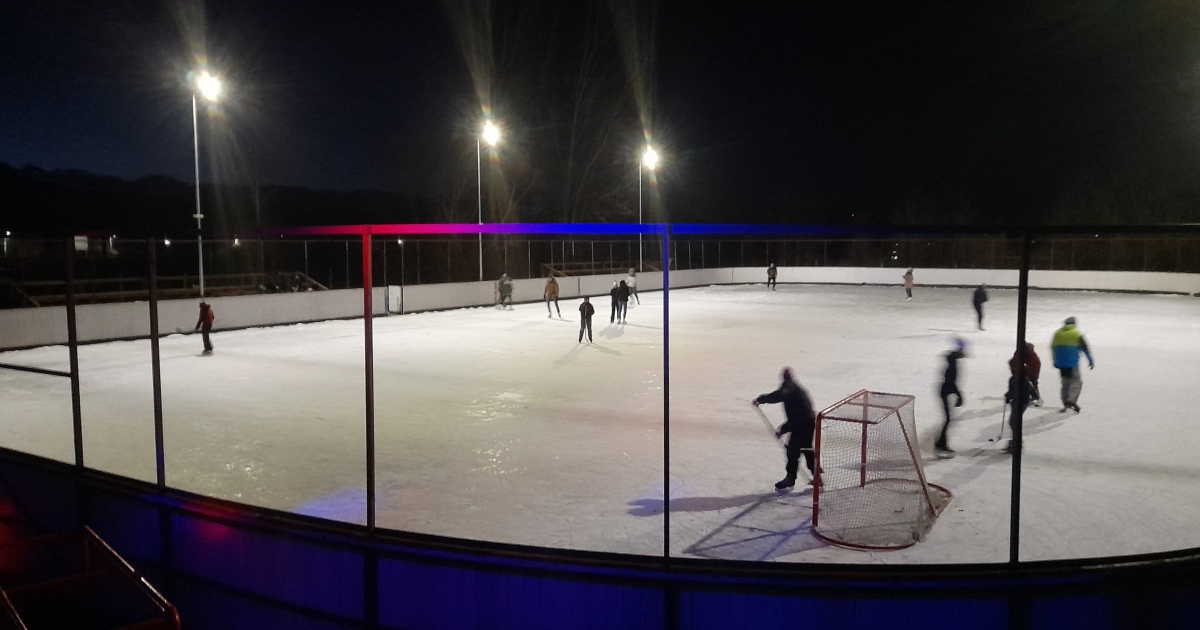 Megnyitották a csíkszentkirályi szabadtéri korcsolyapályát